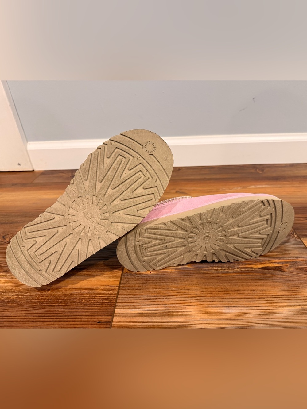 Ugg Kids Tasman Light Pink size 6 - Picture 6 of 6